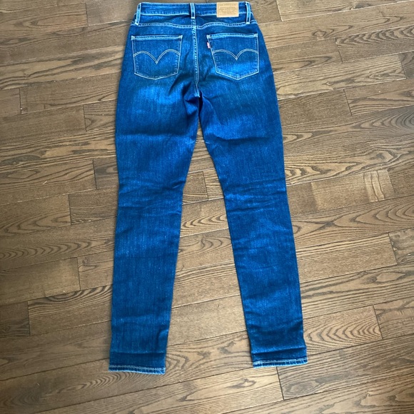 Levi’s red tab wedgie skinny filigree jeans with distressing - Picture 12 of 15